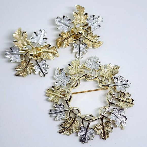 Sarah Coventry Silver Gold Holiday Christmas Wreath Pin & Clip Earrings Set - Picture 3 of 13